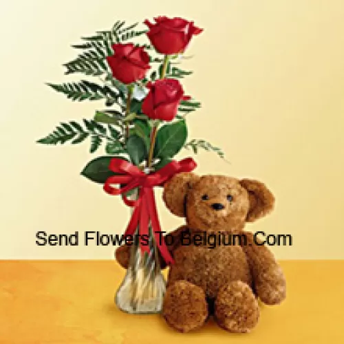 3 roses rouges avec des fougères dans un vase en verre accompagnées d'un mignon ours en peluche de 12 pouces de haut