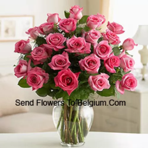 37 roses roses avec quelques fougères dans un vase en verre