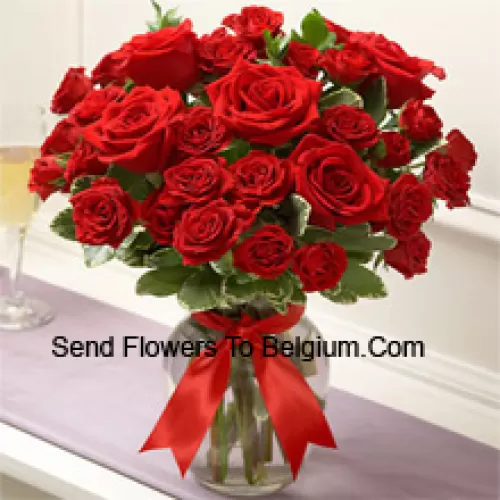 37 Roses Rouges Avec Quelques Fougères Dans Un Vase en Verre