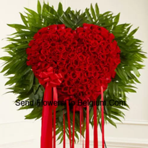 Un magnifique arrangement en forme de cœur de 101 roses rouges
