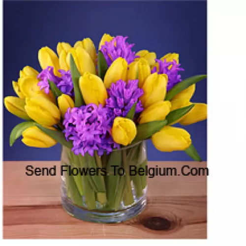 Tulipes jaunes magnifiquement disposées dans un vase en verre - Veuillez noter que en cas de non disponibilité de certaines fleurs saisonnières, celles-ci seront remplacées par d'autres fleurs de même valeur