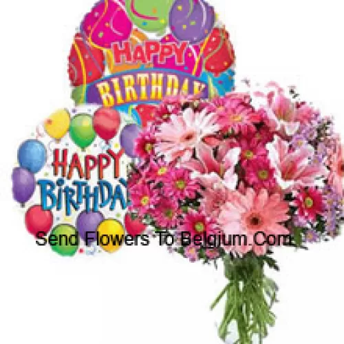 Sortierte Blumen in einer Vase zusammen mit Geburtstagsluftballons