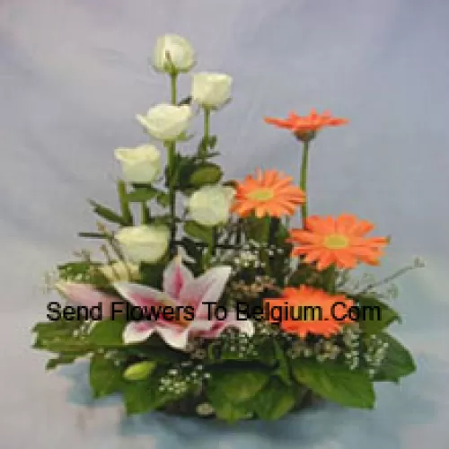 Panier de fleurs assorties comprenant des lys, des roses et des marguerites