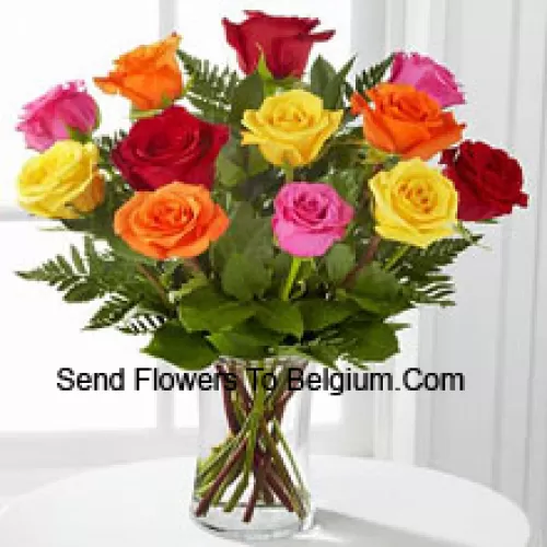 11 Roses de Couleurs Mélangées Avec Quelques Fougères dans un Vase