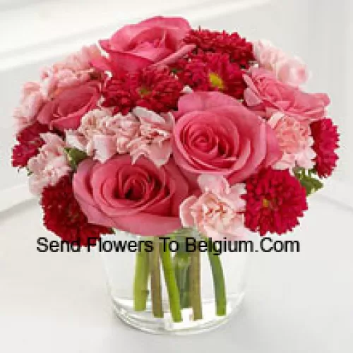 7 roses roses, 10 marguerites rouges et 10 oeillets roses dans un vase en verre